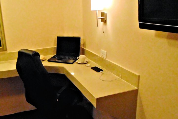 Room 10 of 38