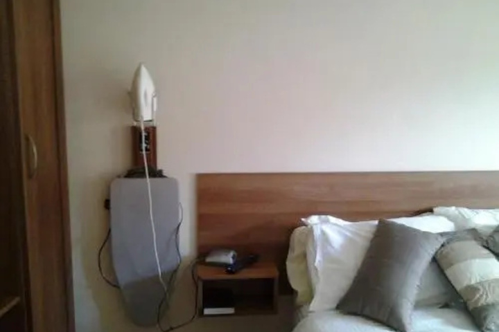 Room 5 of 12