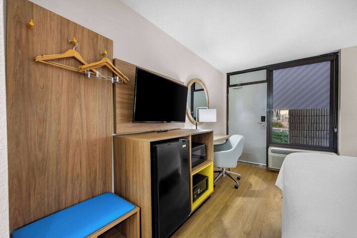 1 Queen Bed (1 of 7)