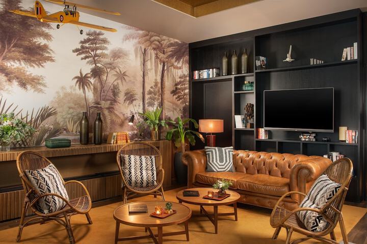 Lounge 41 of 53