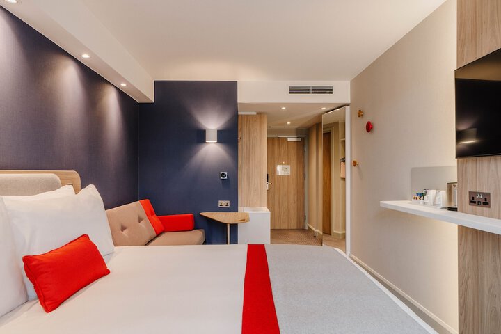 Room 5 of 32