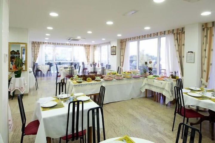 Dining 11 of 22