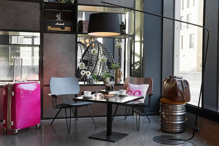 Lobby lounge
