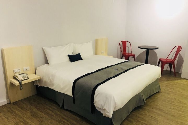 Room 5 of 33