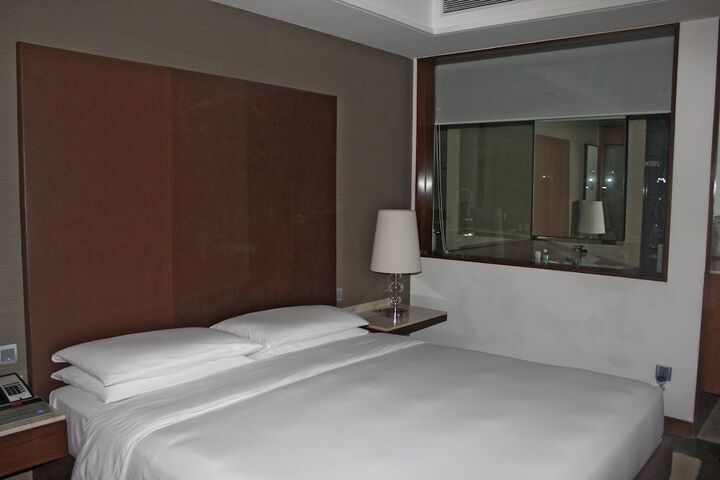 Room 8 of 104
