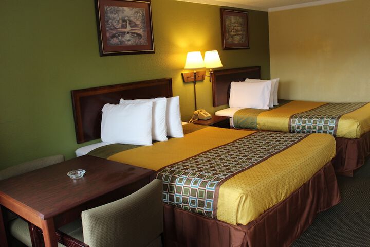 2 Queen Beds (7 of 14)