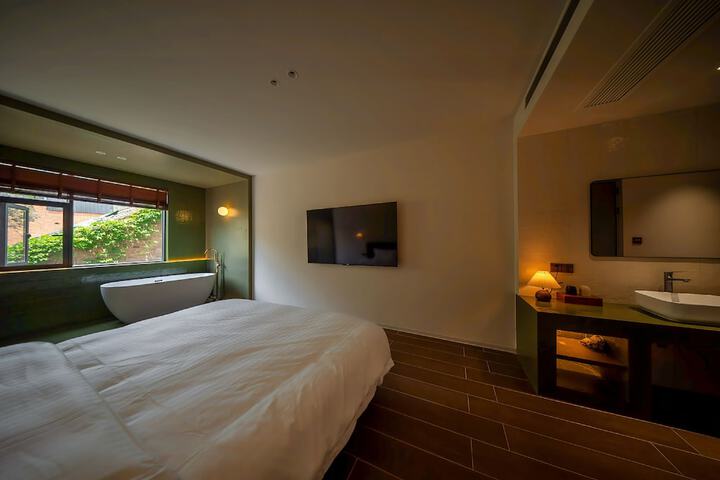 Room 32 of 62