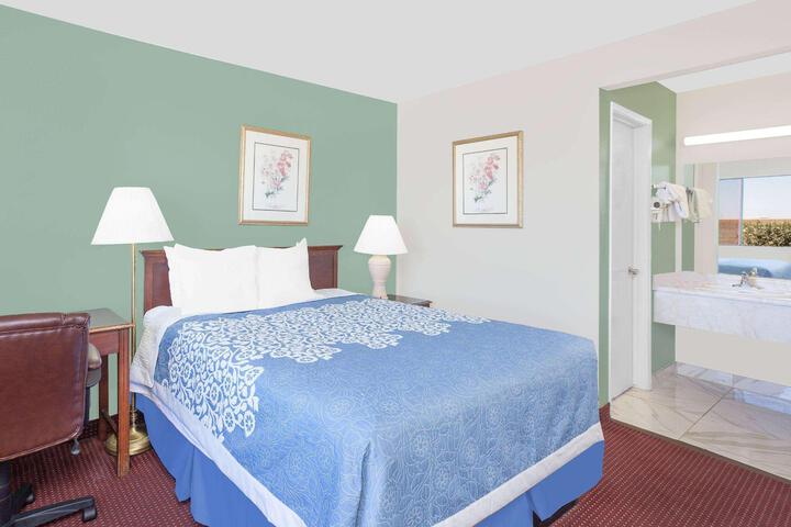 1 Queen Bed (9 of 15)