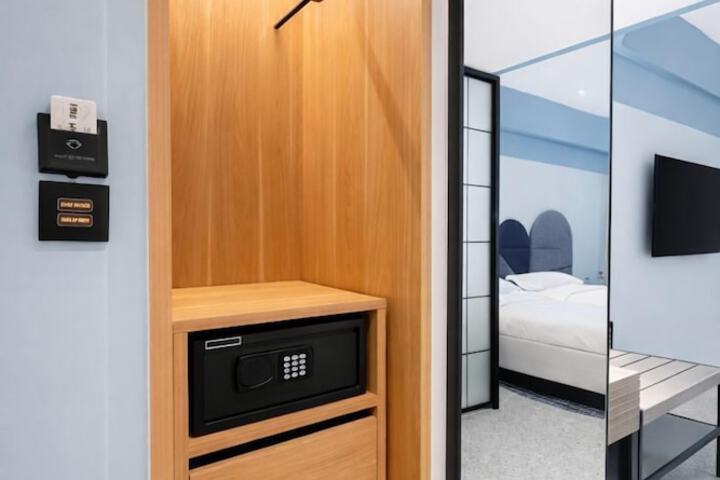 Room 16 of 32