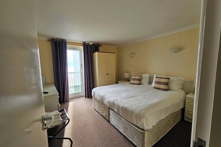 Room 8 of 40