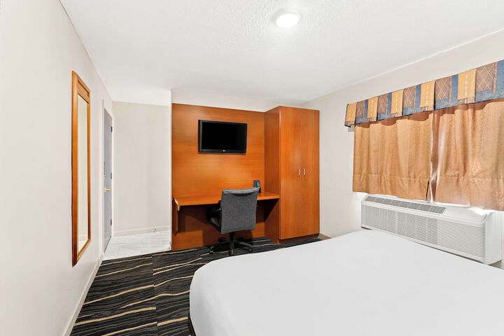 1 King Bed (5 of 15)
