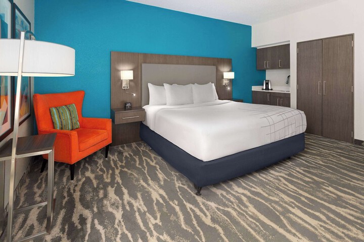 1 King Bed (3 of 23)