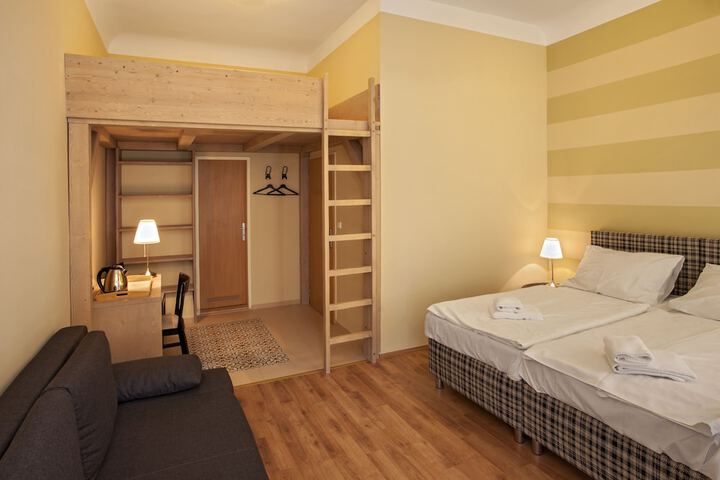 Room 18 of 93