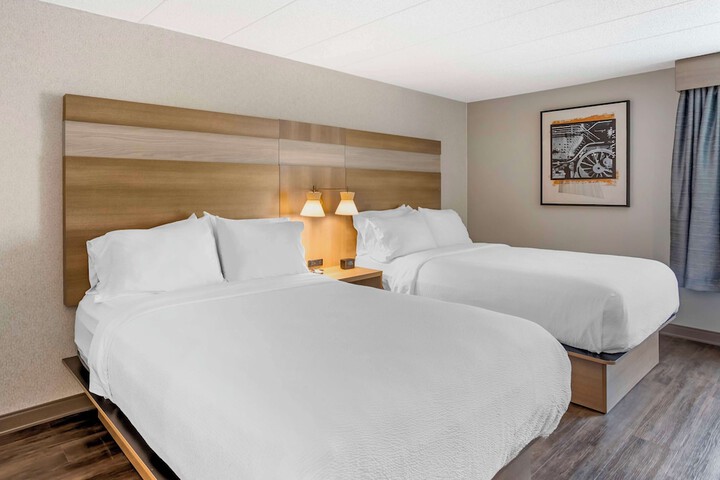 2 Queen Beds Pet Friendly Room Work Desk Chair with Ottoman Microwave and Refrigerator Full Breakfast (2 of 7)