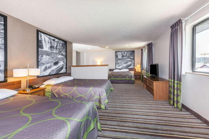 1 Queen Bed (10 of 12)