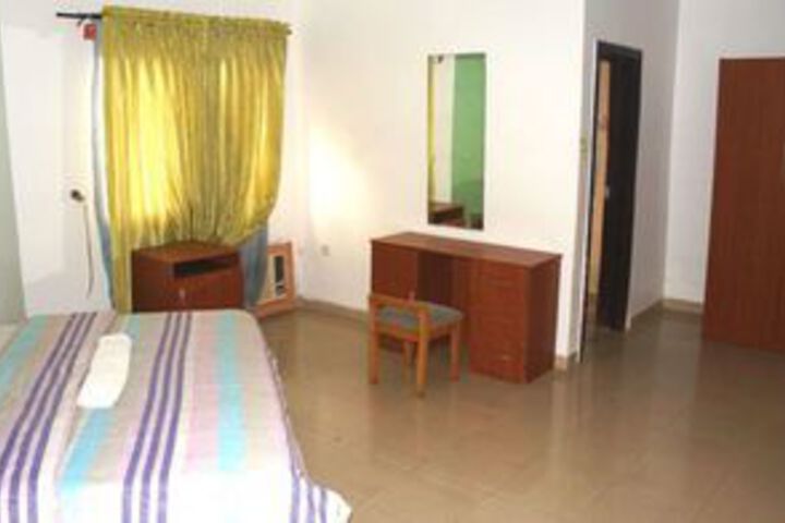 Room 9 of 18