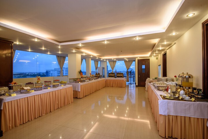 Ballroom/Hall 94 of 104