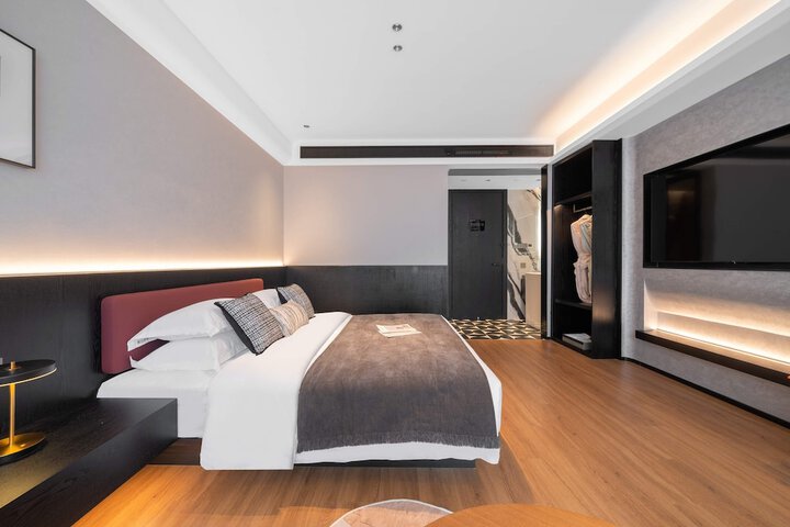 Room 6 of 80