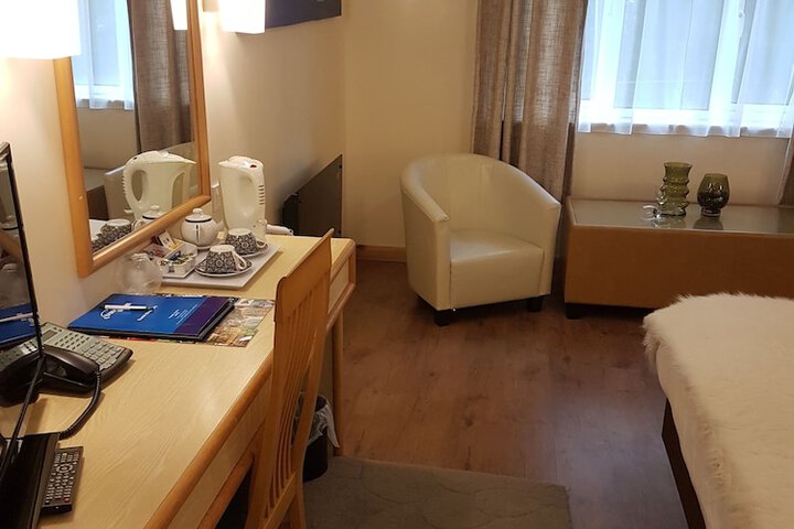 Room 12 of 90