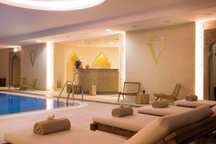 Hotel with Pool