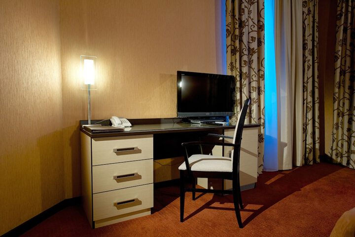 Room 12 of 99