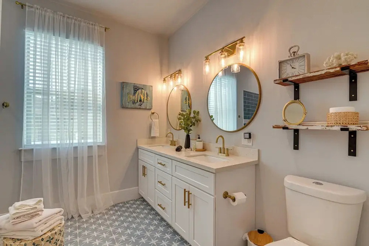 Walk to Galveston Beach: Texas Home w / Fenced Yard