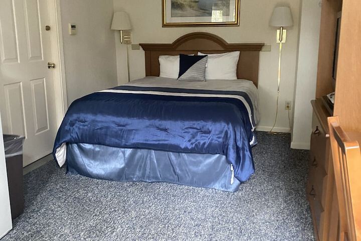 Room 5 of 8