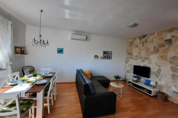 Room 3 of 8