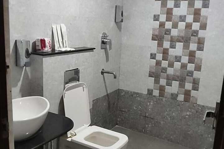 Room 7 of 9