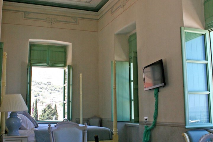 Room 46 of 103