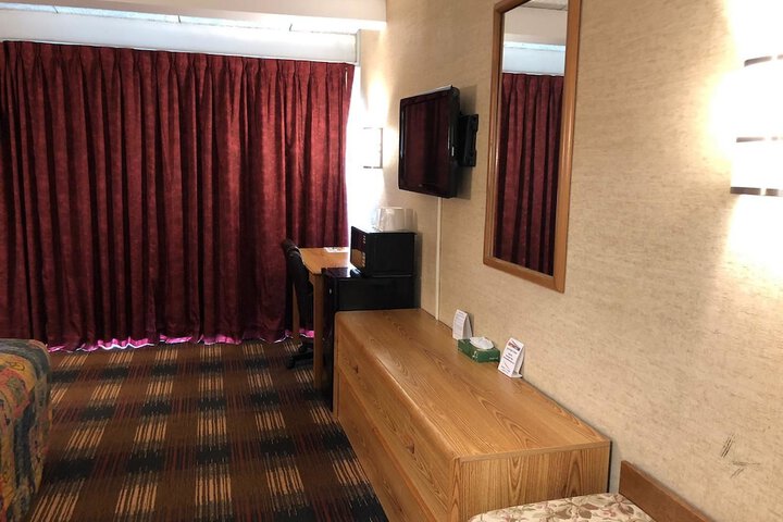 1 Queen Bed (4 of 5)