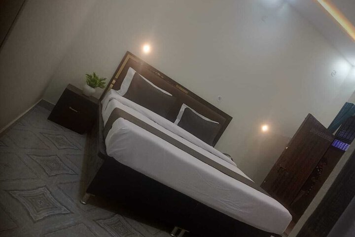 Room 10 of 14