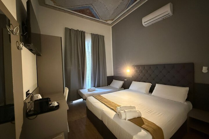 Room 4 of 25