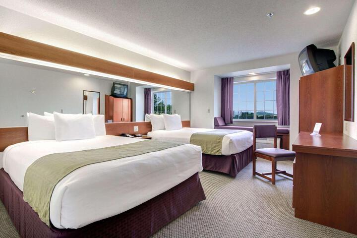 1 Queen Bed (3 of 7)