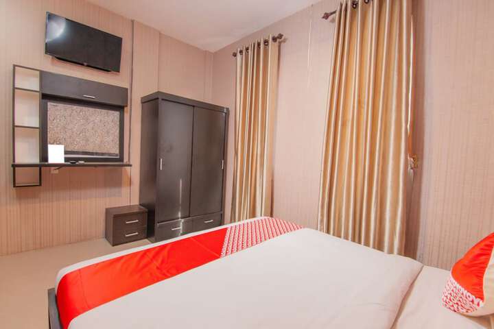 Room 12 of 32