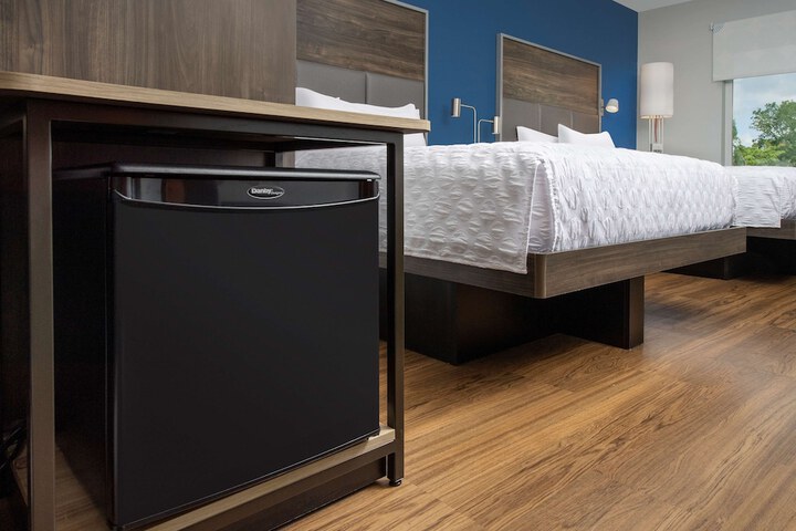 2 Queen Beds (12 of 18)