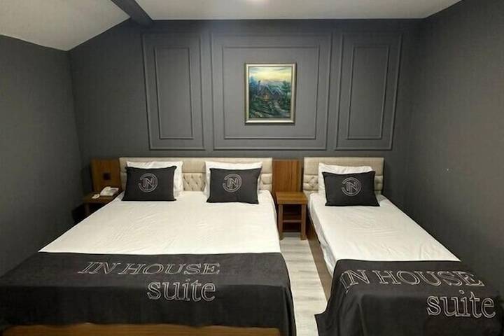 Room 7 of 18