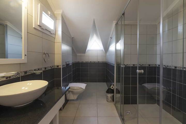 Room 8 of 8