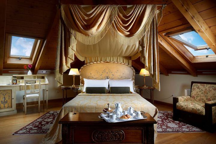 Room 6 of 24