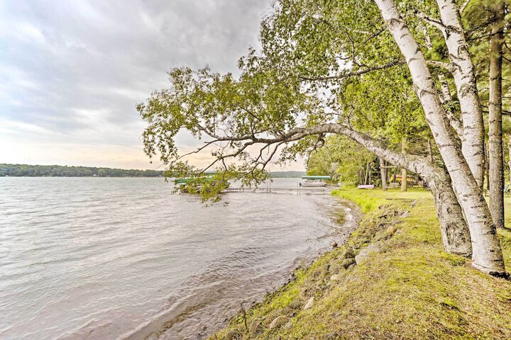 Spacious Luxury Cabin w / Deck & Dock on Bone Lake