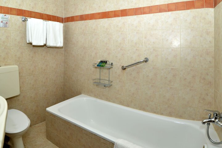 Deep soaking bathtub