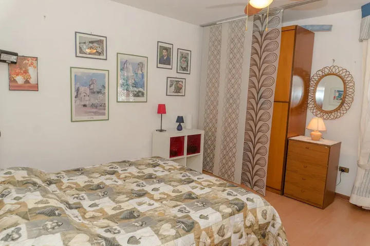 Room 2 of 9