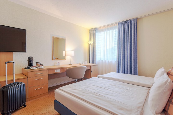 Room 8 of 105