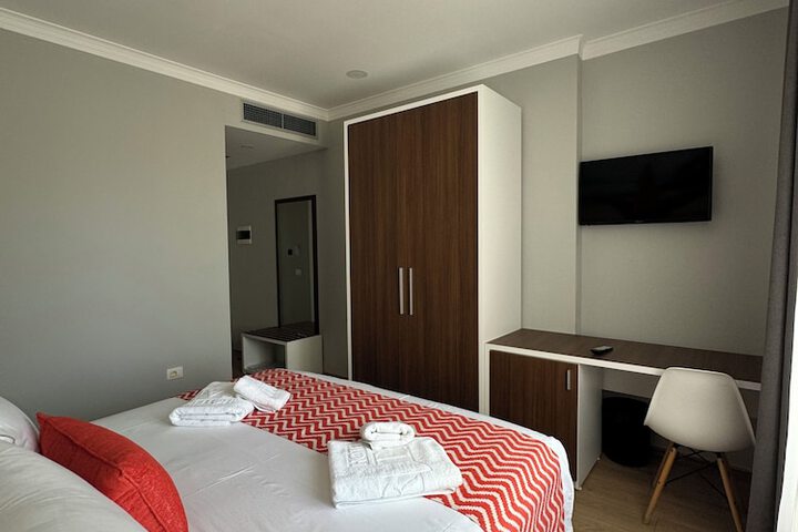 Room 34 of 191