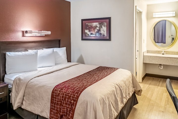 Deluxe Queen Bed (7 of 9)
