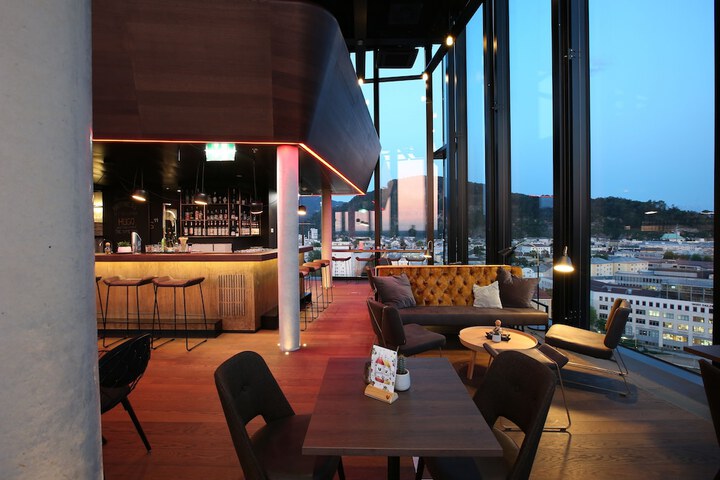 Lounge 75 of 111
