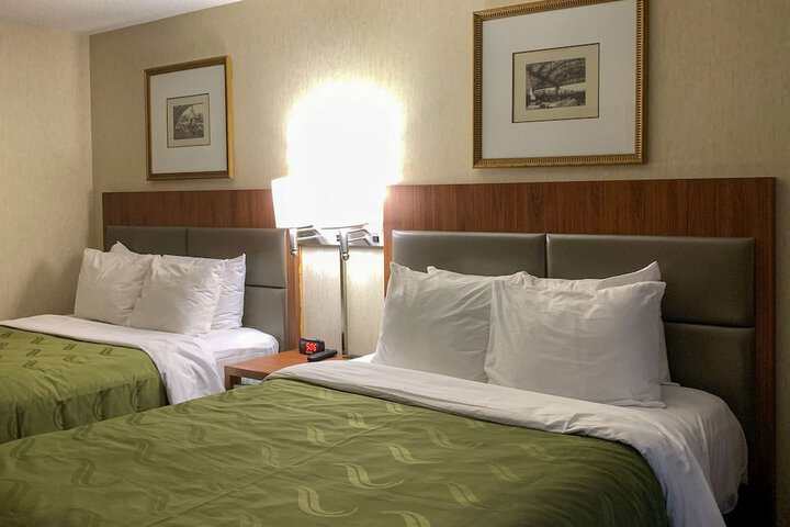 1 Queen Bed (12 of 12)