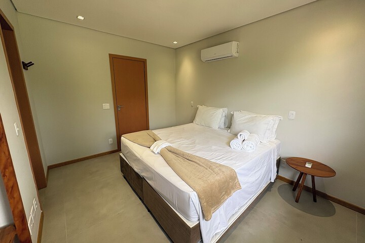 Room 5 of 104