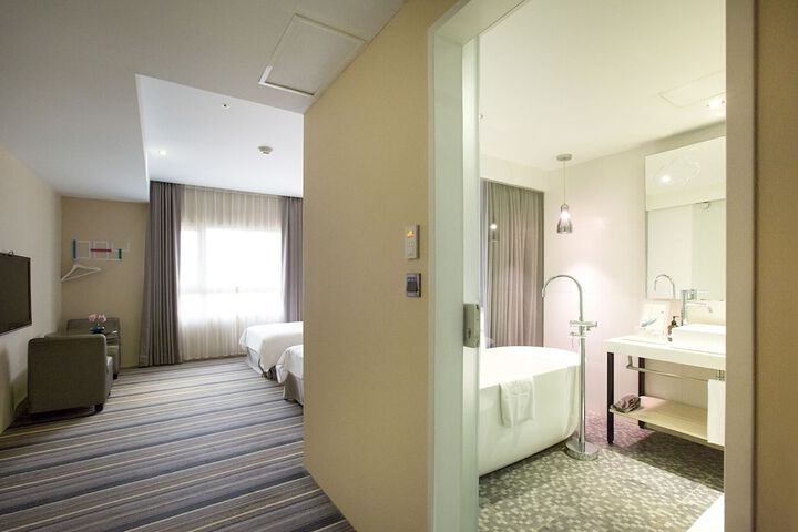 Room 34 of 51