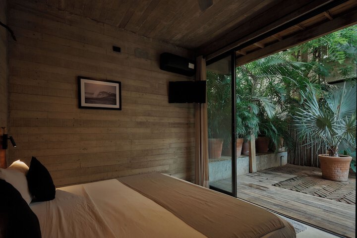 Room 6 of 80